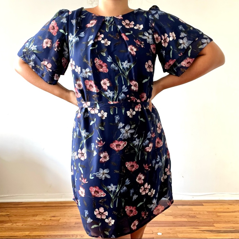 3/$30 🔥 Navy Flouncy Waist Tie Floral Dress